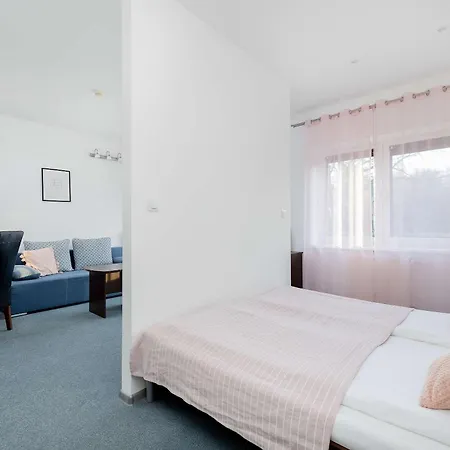 Lägenhet Spacious Tarsis In By Renters Kołobrzeg