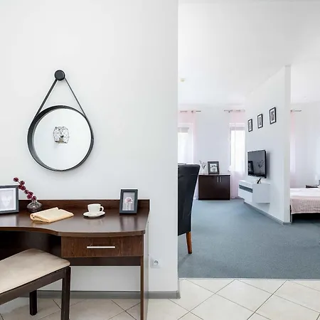 Spacious Tarsis In By Renters Apartamento