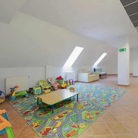 Апартаменти Spacious Tarsis In By Renters